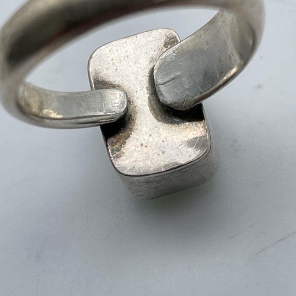 Sterling Silver & Faceted Green Radiant Gemstone Cubic Zirconia Cocktail Ring - Picture 5 of 6